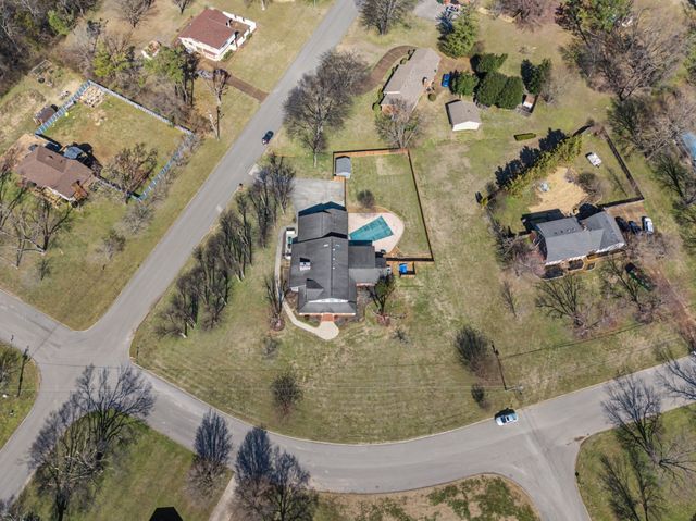 5032 Twin Lakes Dr, Old Hickory, TN 37138