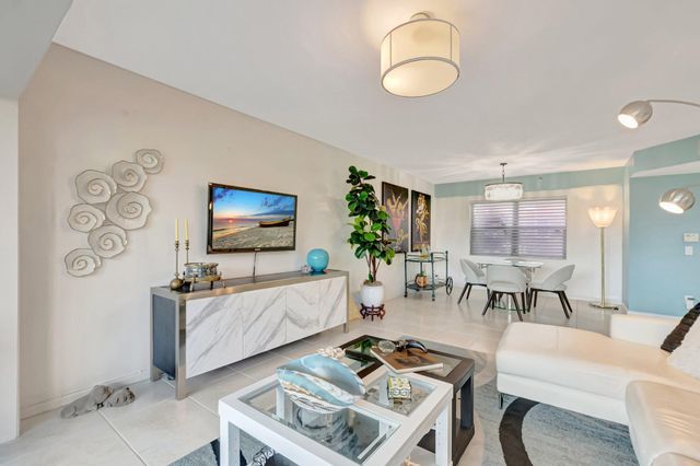 7507 La Paz Boulevard 202, Boca Raton, FL 33433