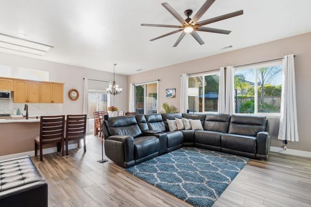 10455 E Greenbury Way, Clovis, CA 93619