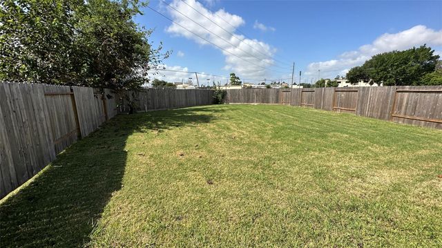 17123 Oakwood Chase Drive, Spring, TX 77379