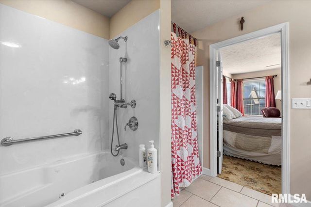 312 Garvey Lane, Chatham, IL 62629