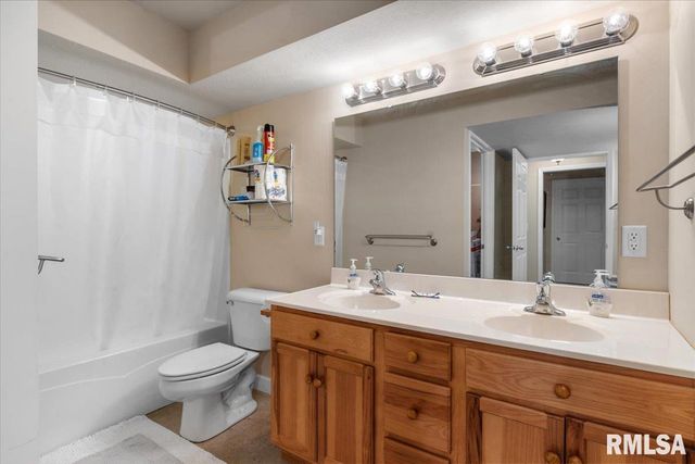 312 Garvey Lane, Chatham, IL 62629