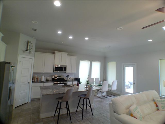 2710 Ocean Key Drive, La Marque, TX 77568
