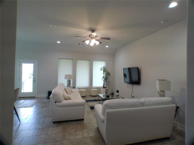 2710 Ocean Key Drive, La Marque, TX 77568