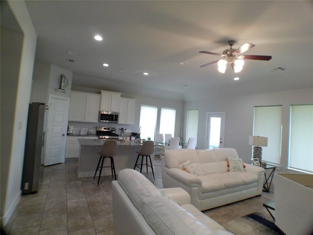 2710 Ocean Key Drive, La Marque, TX 77568