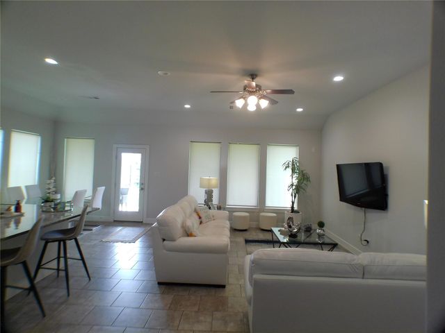 2710 Ocean Key Drive, La Marque, TX 77568
