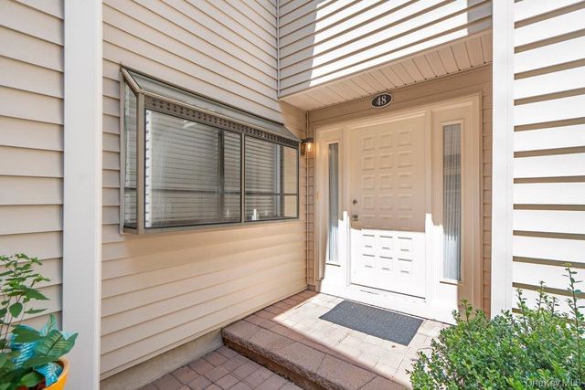 48 Chestnut Lane, Woodbury, NY 11797