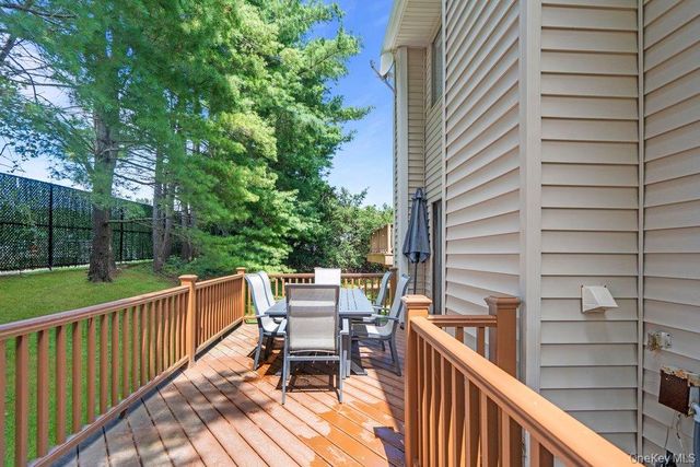 48 Chestnut Lane, Woodbury, NY 11797