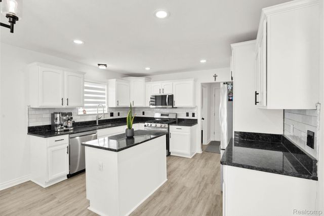 21196 Oak Ridge Drive, Clinton Charter Township, MI 48036