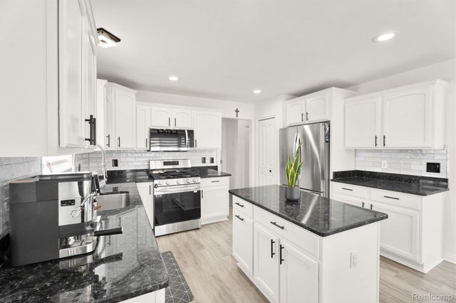 21196 Oak Ridge Drive, Clinton Charter Township, MI 48036