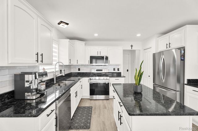 21196 Oak Ridge Drive, Clinton Charter Township, MI 48036