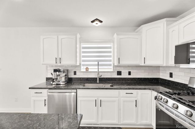 21196 Oak Ridge Drive, Clinton Charter Township, MI 48036