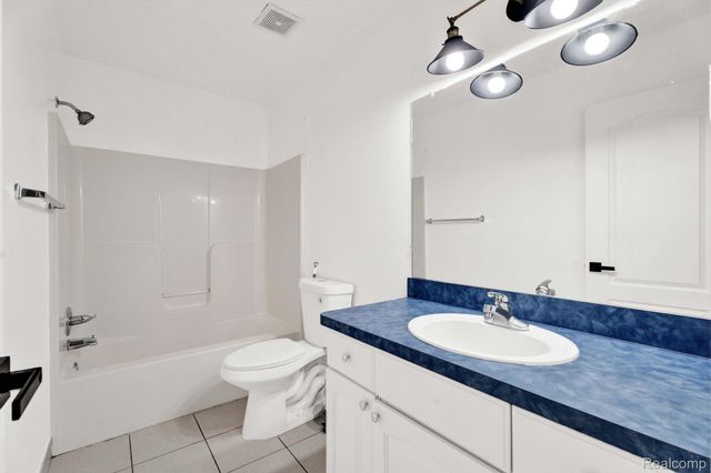 21196 Oak Ridge Drive, Clinton Charter Township, MI 48036