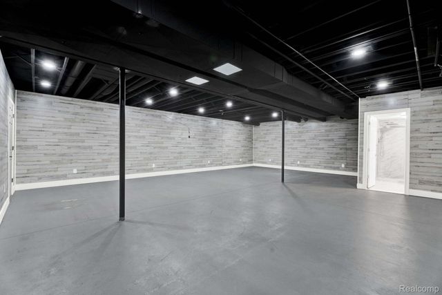 21196 Oak Ridge Drive, Clinton Charter Township, MI 48036