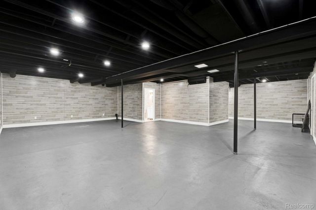 21196 Oak Ridge Drive, Clinton Charter Township, MI 48036