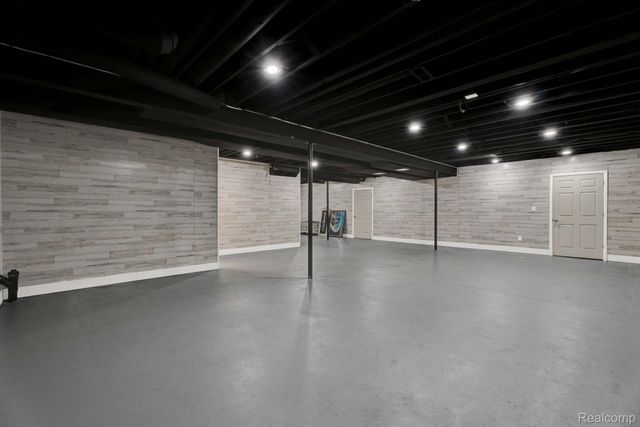 21196 Oak Ridge Drive, Clinton Charter Township, MI 48036