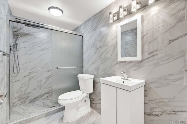 21196 Oak Ridge Drive, Clinton Charter Township, MI 48036