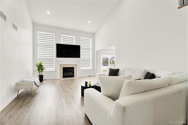 21196 Oak Ridge Drive, Clinton Charter Township, MI 48036