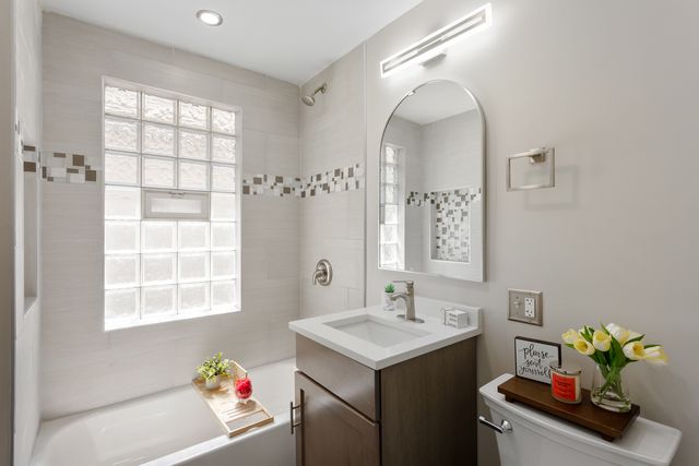 7700 S Paxton Avenue, Chicago, IL 60649