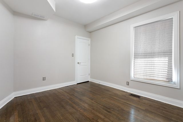 7700 S Paxton Avenue, Chicago, IL 60649