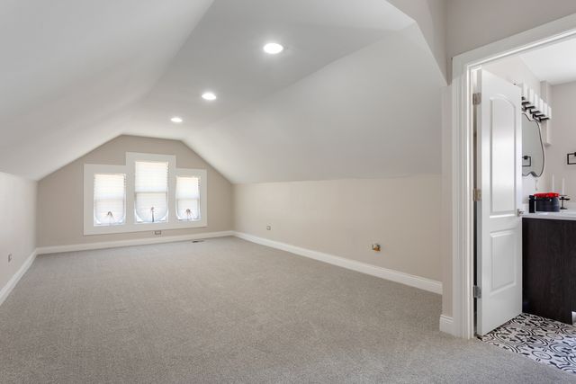 7700 S Paxton Avenue, Chicago, IL 60649