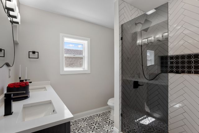 7700 S Paxton Avenue, Chicago, IL 60649