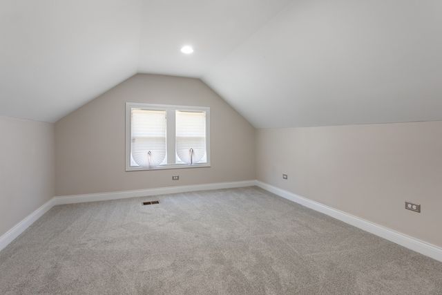 7700 S Paxton Avenue, Chicago, IL 60649