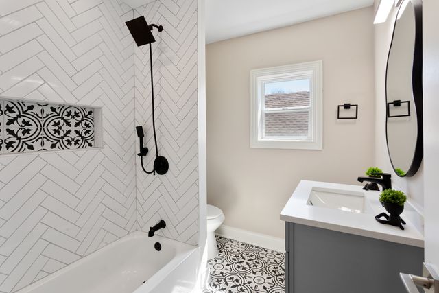 7700 S Paxton Avenue, Chicago, IL 60649