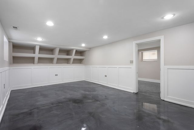 7700 S Paxton Avenue, Chicago, IL 60649