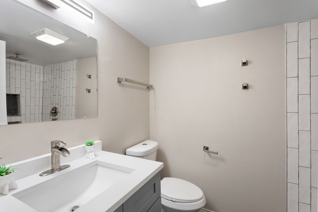 7700 S Paxton Avenue, Chicago, IL 60649