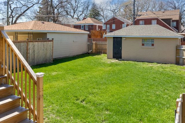 7700 S Paxton Avenue, Chicago, IL 60649