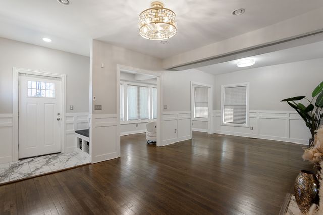 7700 S Paxton Avenue, Chicago, IL 60649