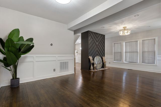 7700 S Paxton Avenue, Chicago, IL 60649