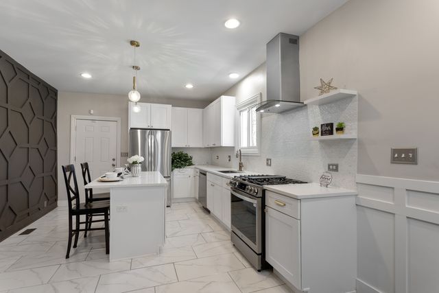 7700 S Paxton Avenue, Chicago, IL 60649