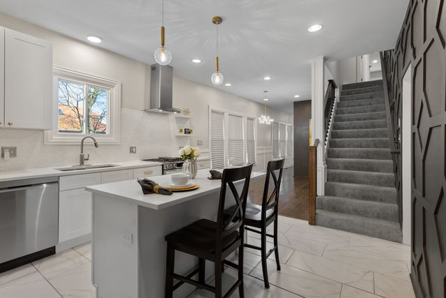 7700 S Paxton Avenue, Chicago, IL 60649