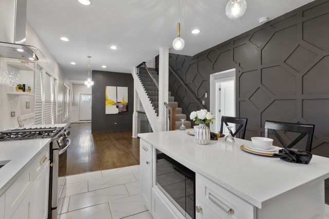 7700 S Paxton Avenue, Chicago, IL 60649