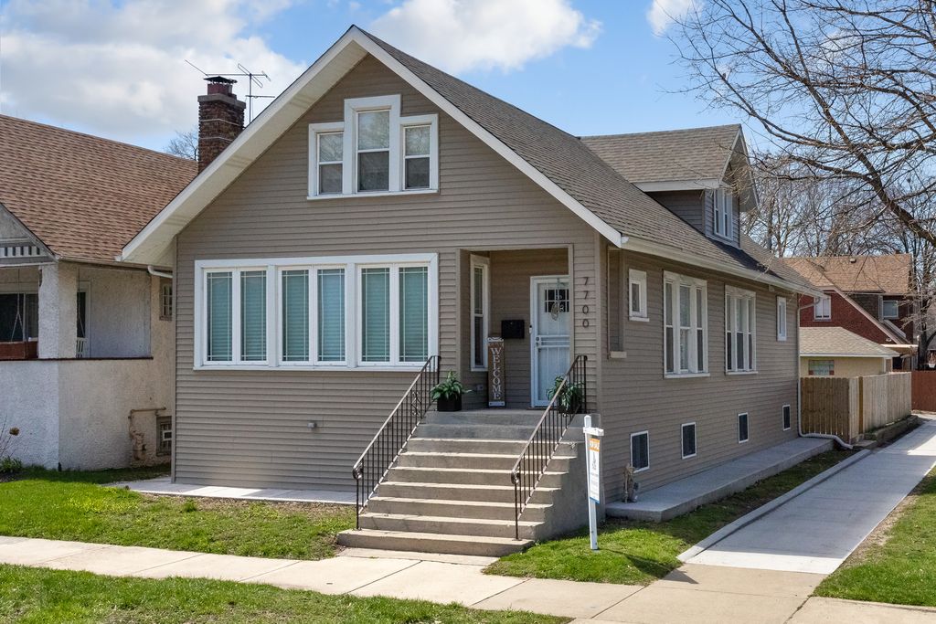 7700 S Paxton Avenue, Chicago, IL 60649