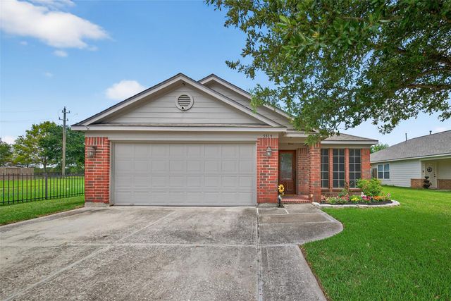 5519 Cinnamon Lake Drive, Baytown, TX 77521