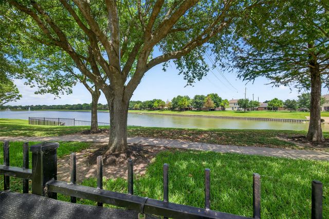 5519 Cinnamon Lake Drive, Baytown, TX 77521