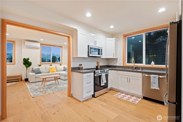 2844 B 22nd Avenue W, Seattle, WA 98199