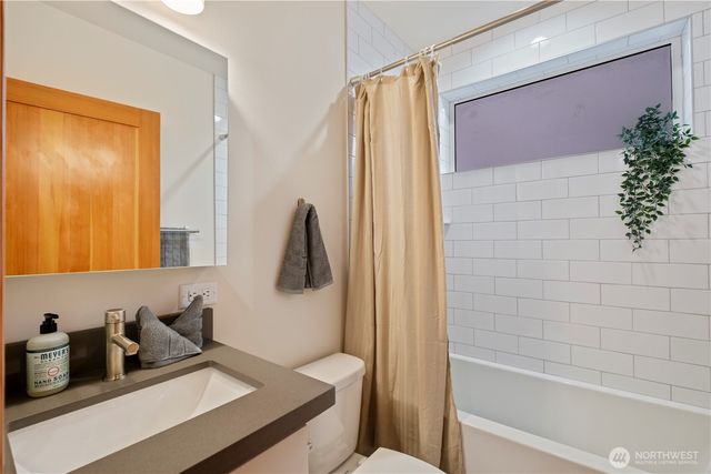 2844 B 22nd Avenue W, Seattle, WA 98199