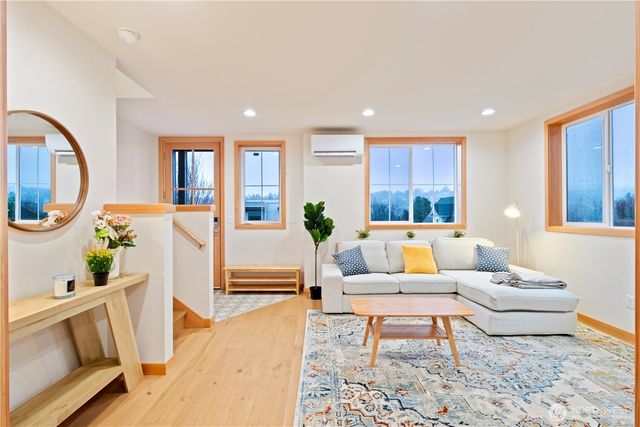 2844 B 22nd Avenue W, Seattle, WA 98199