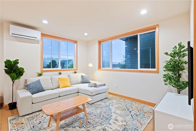 2844 B 22nd Avenue W, Seattle, WA 98199