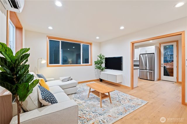 2844 B 22nd Avenue W, Seattle, WA 98199