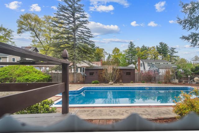 13 Wakefield Drive, Nashua, NH 03062