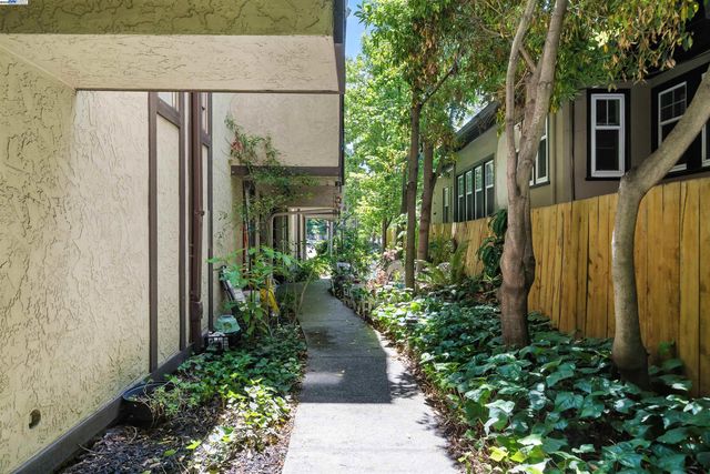 1116 Brewster Ave, Redwood City, CA 94062