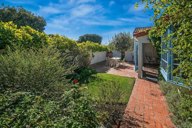 7227 Olivetas Ave, La Jolla, CA 92037