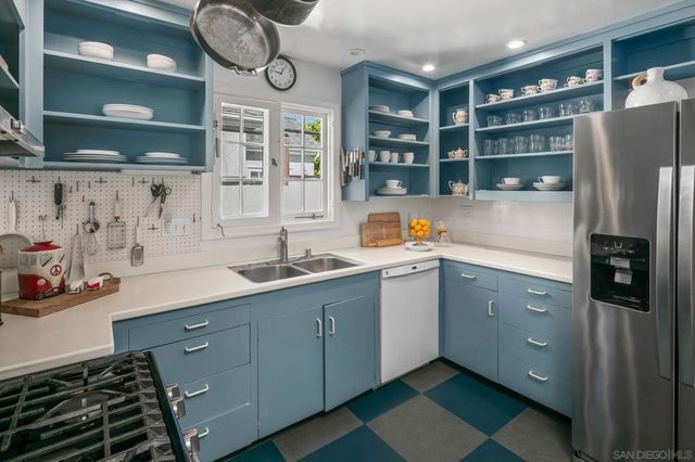 7227 Olivetas Ave, La Jolla, CA 92037