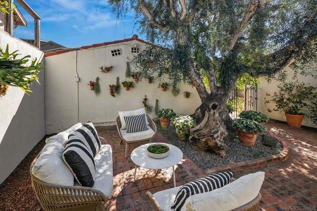 7227 Olivetas Ave, La Jolla, CA 92037