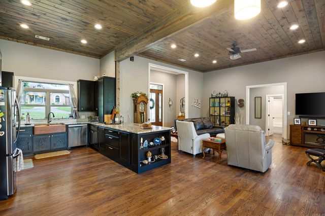 9 Rosemary Ln, Clarksville, AR 72830